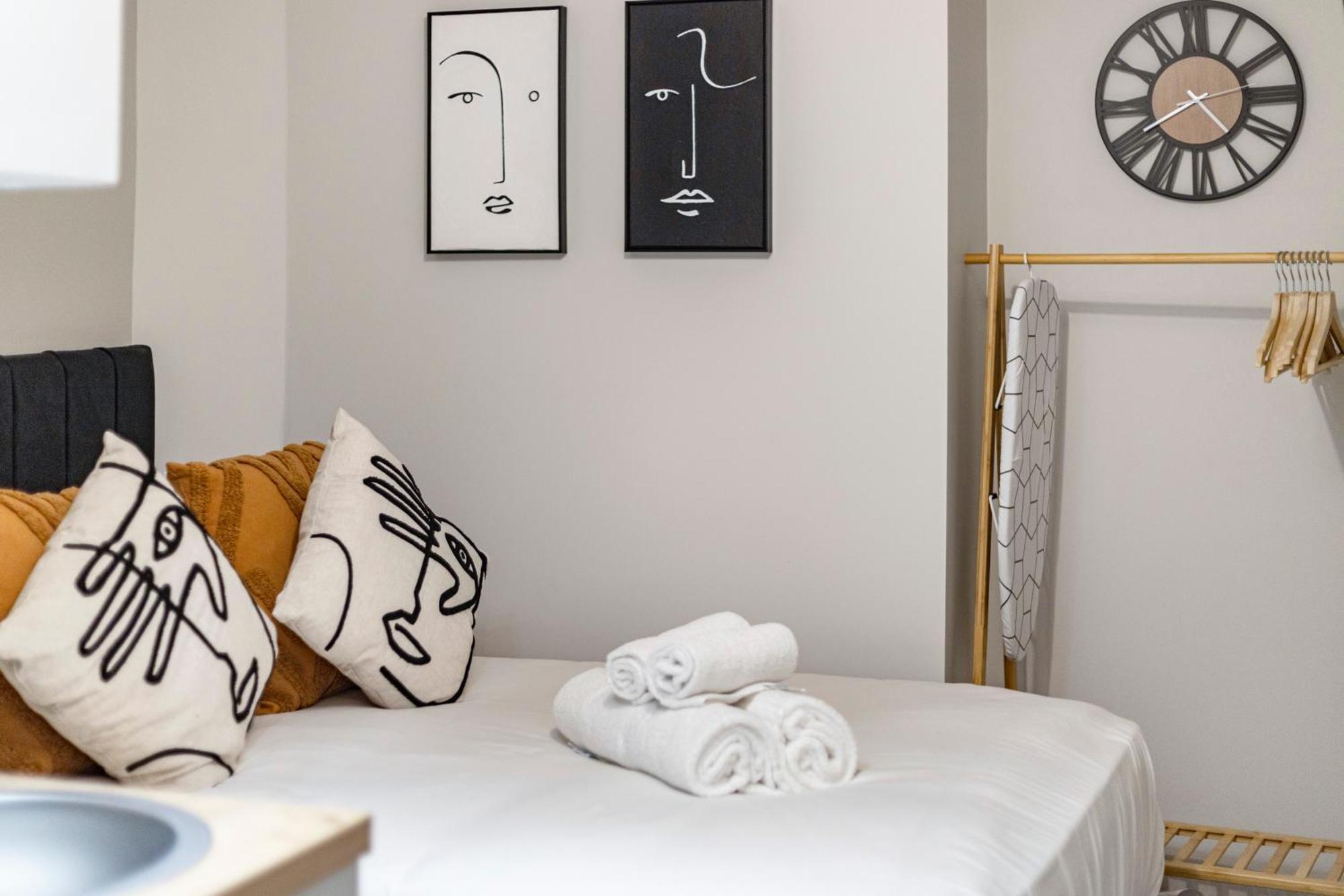 Chic Pad: Modern Retreat Appartamento