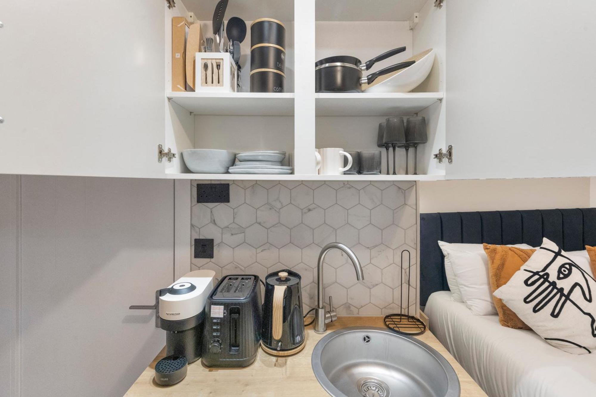 Appartamento Chic Pad: Modern Retreat *